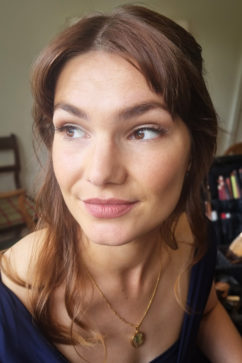 Bridesmaid with brown hair and natural makeup